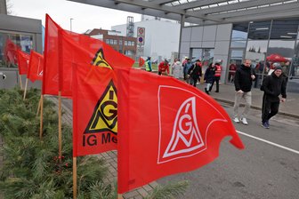 Warnstreik bei VW in Zwickau verschärft: Gibt es Mitarbeiter, die sich nicht beteiligen? - Mitarbeiter der Frühschicht verlassen schon nach vier Stunden das Werk. Eine Kundgebung zum Warnstreik gab es diesmal nicht.