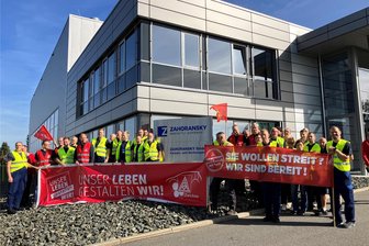 Warnstreik bei Zahoransky in Rothenkirchen: „Wir haben Angst vor dem, was kommt“ - Die Beschäftigten bei Zahoransky in Rothenkirchen haben am Mittwoch ihre Arbeit niedergelegt. Der Mutterkonzern im badischen Todtnau kündigte an, das Werk so schnell wie möglich verkaufen zu wollen.