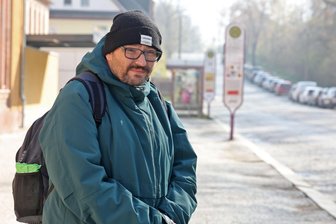 Warnstreik beim Regionalverkehr Westsachsen: Ein Koch, der am Bahnhof Glauchau festsitzt - Peter Trützschler steht am Bahnhof in Glauchau. Aufgrund des RVW-Warnstreiks fahren bis Freitag keine Busse nach Waldenburg.