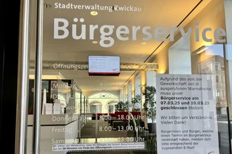 Warnstreik des Öffentliches Dienstes: In Zwickau kaum Einschränkungen - Ein Aushang am Bürgerservice weist auf die Schließung infolge des Verdi-Streiks hin.