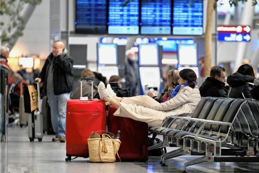 Warnstreik: Diese Rechte haben Flugpassagiere - Gestrandet am Flughafen: So dürfte es am Freitag hunderttausenden Fluggästen ergehen. 