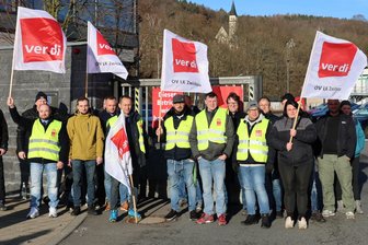 Warnstreik im Busverkehr im Erzgebirge: Viele Linien fallen aus, Elterntaxis gefragt – So lief der Freitag - Auch die Mitarbeiter des Regionalverkehrs Erzgebirge (RVE) am Standort Aue legten am Freitagfrüh die Arbeit nieder.