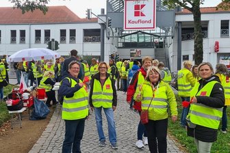 Warnstreik im Einzelhandel: Verkäuferinnen gehen in Freiberg auf die Straße - Etwa 75 Beschäftigte verschiedener Einzelhandelsunternehmen aus der Region und Sachsen haben sich am Freitagvormittag zu einer Kundgebung vor dem Kaufland-Markt in Freiberg versammelt. Damit will die Gewerkschaft Verdi auf deren Forderungen in den Tarifverhandlungen aufmerksam machen. Der Streik soll am Samstag fortgesetzt werden.