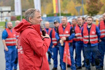 Warnstreik im Erzgebirge: Beschäftigte des Auerhammer Metallwerks in Aue fordern mehr Lohn - Thomas Knabel, Erster Bevollmächtigter der IG Metall Zwickau, sprach vor den Mitarbeitern in Aue.