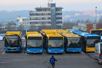 Warnstreik im ÖPNV: Warum in Chemnitz noch einige Busse fahren - Warnstreik: Ein Großteil der Busse blieb am Montag im Betriebshof der CVAG.