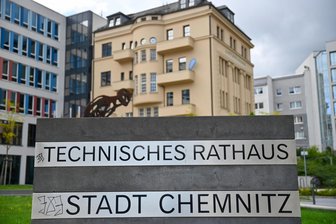 Warnstreik in Chemnitz: Kein Notbetrieb im Rathaus - Ob Bürgeramt, Sozialamt oder Technisches Rathaus: Wegen eines ganztägigen Warnstreiks müssen sich Bürger am Donnerstag in den Einrichtungen der Stadt Chemnitz auf Störungen im Betrieb einrichten.