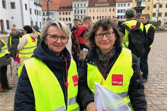 Warnstreik in Freiberg: 70 Teilnehmer bei Kundgebung auf dem Obermarkt - Gabriele Fischer (links) und Uta Gutschow vom Landratsamt haben sich am Freitag am Warnstreik beteiligt. Ihnen gehe es um einen Inflationsausgleich; dabei sähen sie sich als Vorreiter auch für andere Branchen. 
