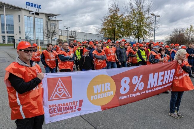 Warnstreik in Heinsdorfergrund und Mylau: Metaller fordern acht Prozent mehr Lohn - Warnstreik am Dienstag vor den Werkstoren von Mahle am Gewerbering in Heinsdorfergrund.