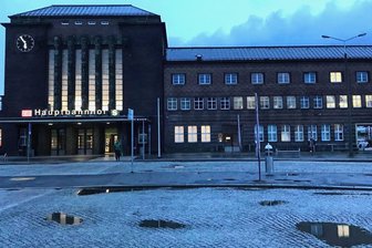 Warnstreik in Zwickau: Wenn "Eltern-Taxis" und Fahrgemeinschaften plötzlich Hochkonjunktur haben - Gähnende Leere am Montagfrüh am Hauptbahnhof in Zwickau. 