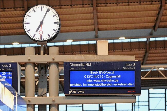 Warnstreik: So lief der Tag in Chemnitz - und wie es am Dienstag wird - Am Montagmorgen ging nichts mehr. Am Hauptbahnhof Sowohl bei der Citybahn als auch bei der MRB standen die Züge still. Erst am Nachmittag entspannte sich die Situation.