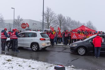 Warnstreiks im Erzgebirge – Es geht ums Urlaubsgeld - Rund 100 Beschäftigte nahmen am Warnstreik vor dem Gelände des Airbag-Produzenten Joyson in Elterlein teil.
