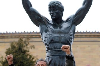 Warnung an WM-Fans: Finger weg von der Rocky-Statue - Sylvester Stallone vor der Rocky-Statue. (Archivbild)