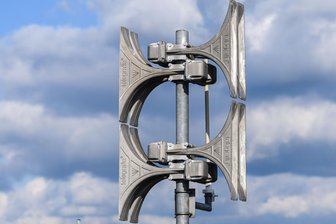 Warnung im Ernstfall: Stadt im Erzgebirge investiert in Sirenentechnik - Eine Sirene ist auf dem Dach eines Hauses installiert. In Aue-Bad Schlema gibt es derzeit fünf elektronische Sirenen.