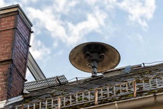 Warnung im Katastrophenfall: Peniger Feuerwehr hofft bald auf elektronische Sirenen - Die Motorsirene auf dem Dach am Dorfclub Tauscha ist in die Jahre gekommen und entspricht nicht mehr dem Stand der aktuellen Technik. Die Feuerwehr Penig hofft auf neue elektronische Sirenen für fünf Ortsteile.