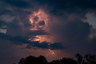 Blitze entladen sich während eines Gewitters.