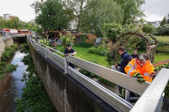 Warnung vor Starkregen und Hochwasser am Wochenende: Veranstaltungen in Region Zwickau abgesagt - Am Moritzbach haben Zwickauer Feuerwehrleute am Donnerstag damit begonnen, das mobile Hochwasserschutzsystem zu montieren.