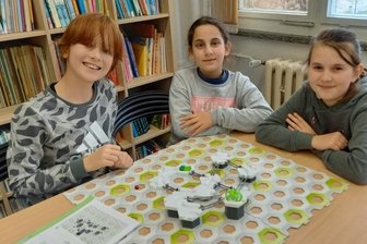 Wartbergschule richtet sich ein Spielzimmer ein - Schülerinnen der Klasse 4a der Plauener Wartberg-Grundschule testen eines der neuen Spiele.