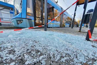 Wartehäuschen an Bushaltestelle in Hutholz zerstört - 