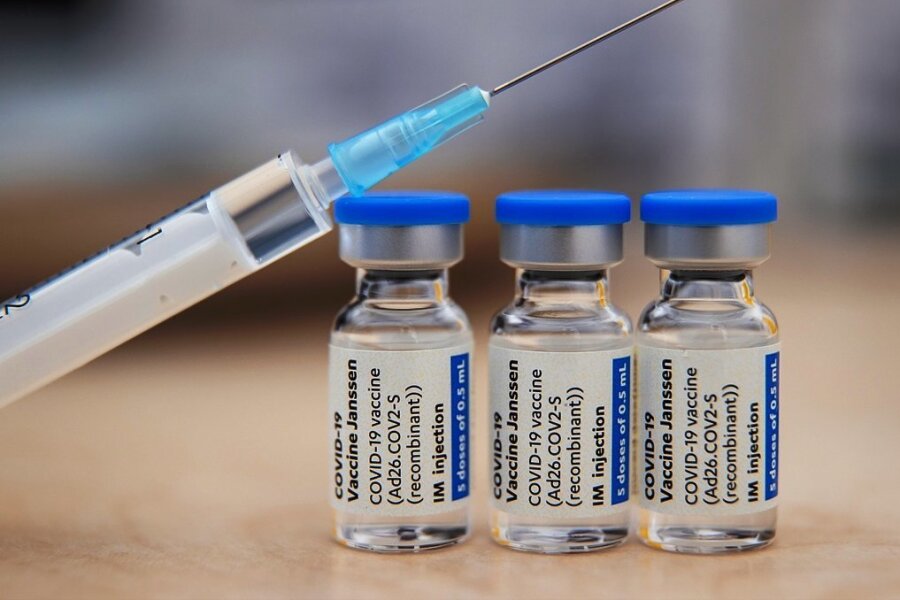 Warten auf den Totimpfstoff: Mediziner widerspricht CDU-Landespolitiker Voigt - Der Impfstoff von Johnson & Johnson ist ein vektorbasierter Impfstoff. Laut RKI enthalten die Covid-19-Vektorimpfstoffe ungefährliche Trägerviren, in deren Genom der Bauplan für das Spikeprotein (Sars-Cov-2-Oberflächenprotein) eingebaut ist.