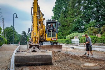 Warten auf die Schwarzbach-Brücke - Auf der Rathausstraße in Erdmannsdorf gehen die Arbeiten planmäßig voran. Die Mitarbeiter der Firma Chemnitzer Verkehrsbau haben bis in Höhe der Kirche die Borde gesetzt und den Unterbau weitgehend fertig gestellt. Ende des Jahres soll der Abschnitt fertig sein. 