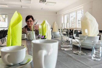 Warten auf EU-Geld bremst Rossauer aus - Ohne Geld der Europäischen Union hätte das Dorfgemeinschaftshaus "Alte Schule" in Niederrossau nicht saniert werden können. 152.000 Euro hat die Gemeinde über die Leader-Region Klosterbezirk Altzella dafür erhalten. Im Bild von 2022 deckt Rathausmitarbeiterin Marlen Becker einen Tisch ein. 
