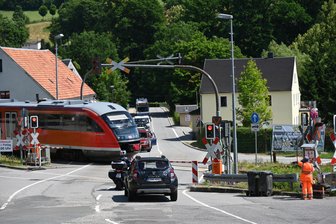 Warten auf Grün: Schranken-Störung im Erzgebirge zieht sich hin - In Waldkirchen sorgt eine defekte Bahnschranke aktuell für Rückstaus im Straßenverkehr.