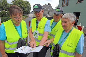 Warten auf Hans-Joachim Stuck: Die Sachsen-Classic-Tour hält manche Geschichte bereit - Die Streckenposten Irene Philp, Jörg Kramer, Günter Philp und Annelie Kramer (v.l.) orientieren sich an der Roadmap der Sachsen-Classic.