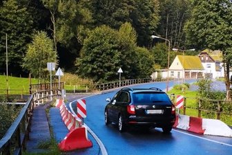 Warten, hoffen, stoppen: Die schmalen Brücken in Neuhausen - Der Durchlass am Bahnübergang, wie ihn die Experten nennen, wurde 2015 verengt. 