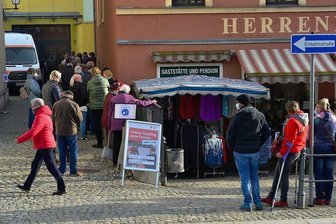 Warteschlange für die Booster-Impfung - In der Warteschlange für die Impfung im Festsaal "Goldener Löwe" in Hainichen standen zeitweise bis zu 100 Leute.