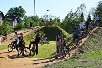Warteschlangen auf den Sprunghügeln: Penig eröffnet Bikepark und 40 Biker kommen - Die Eröffnung des Bikeparks Penig geriet am Dienstag zum Straßenfeger, mehr als 40 Biker kamen. Der Andrang sorgte für Warteschlangen auf den zwei Strecken.