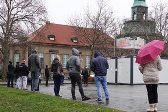 Wartezeit vor Corona-Testzentren in Zwickau sorgt für Frust - Obwohl alle einen online gebuchten Termin hatten, gab es am Dienstagmittag wieder eine lange Schlange am Testzentrum auf dem Platz der Völkerfreundschaft in Zwickau. 