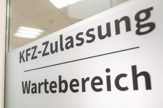 Wartezeiten bei der Kraftfahrzeug-Zulassung im Landkreis Zwickau - Bei der Kfz-Zulassung kann es gegenwärtig zu längeren Wartezeiten kommen.