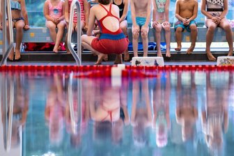 Wartezeiten bis zu einem Jahr: Wo Eltern im Vogtland jetzt noch schnell einen Schwimmkurs fürs Kind finden -
