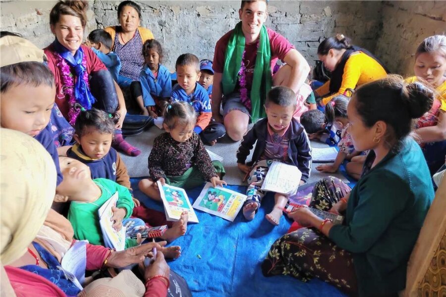 Warum 180 Rochlitzer jetzt ein Stück Nepal im Herzen tragen - Katarina Schlick und Julian Krutz haben im nepalesischen Bergdorf Majhagau bereits erlebt, unter welchen Bedingungen dort Kinder in einem Raum betreut werden, nachdem der Kindergarten bei einem Erdbeben zerstört wurde. 