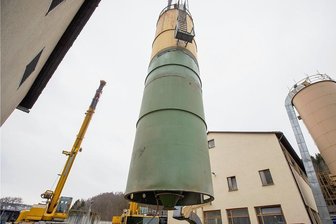 Warum 2,5 Millionen Euro in die Plauener Kläranlage investiert werden - Ein Kran hat das Kalksilo am Haken und hebt das rund 15 Meter große und zwölf Tonnen schwere Teil aus dem Gebäude. Zur Entwässerung wurde den Pressen früher Kalk zugesetzt, um damit einen größeren Grad der Entwässerung des Klärschlamms zu erreichen.