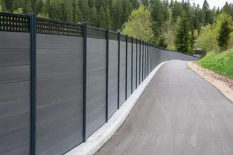 Warum 225 Meter Zaun an einem Radweg im Erzgebirge mehr als 250.000 Euro kosten - Zwei Meter hoch und blickdicht – das war eine der Forderungen der Landestalsperrenverwaltung für den Zaun in Neidhardtsthal.
