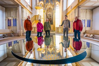 Warum 30 Erzgebirger jetzt monatelang Schichten in einer Kirche schieben - Spiegelspiele: Die Kirchenöffner Ulrich Kauk (l.), Christine Wagner, Werner Schürer und Roland Zenker mit Pfarrer Raphael Weiß (2. v. r.) vor der Installation in der Hospitalkirche in Lößnitz.