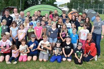 Warum 50 Jungzüchter nach den Ferien viel zu erzählen haben - Bereits zum elften Mal trafen sich Jungzüchter aus ganz Sachsen zu einem Sommercamp im Vogtland. Zum Wochenendprogramm gehörten neben gegenseitigem Kennenlernen, Austausch von Erfahrungen und Tierkunde auch ein Gaudi-Wettbewerb, Abende am Lagerfeuer sowie Besuche im Freizeitpark Plohn und im Freibad Elstergarten Oelsnitz. 