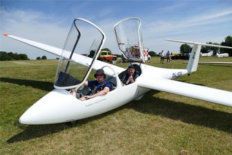 Warum 60 fliegende Holländer im Erzgebirge ihre Zelte aufschlugen - Zu den vielen Flugschülern aus Eindhoven gehörte auch Tristan van Triest (vorn), der in diesem Doppelsitzer von Leon Wolters angeleitet wurde.