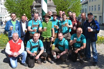 Warum Adorf dieses Jahr keinen Maibaum aufstellt - Nach dem Maibaumaufstellen 2018 wurde in Adorf angestoßen. Dieses Jahr fällt das Aufstellen aus.