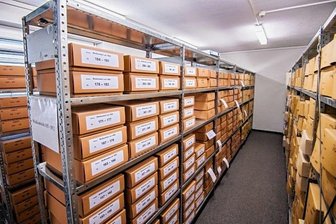 Warum Akten zu lagern jetzt Geld kostet - Zahlreiche Akten aus 41 Kommunen des Erzgebirgskreises, hier die aus Wolkenstein, lagern im Kreisarchiv.