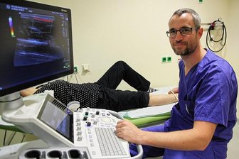 Warum am Auer Klinikum jetzt ein Angiologe arbeitet - Angiologe Holger Fischer bei der Untersuchung der Gefäße einer Patientin.