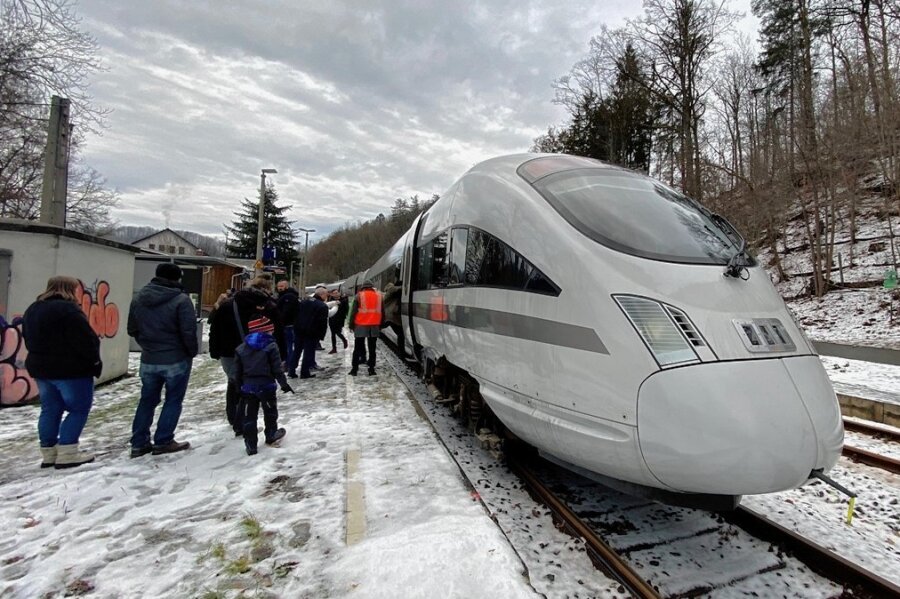 Warum am Dienstag ein ICE im Vogtland einen Stopp einlegte - Mit reichlich Verspätung traf das fahrende ICE-Labor am Dienstag am Bahnhof Barthmühle ein.