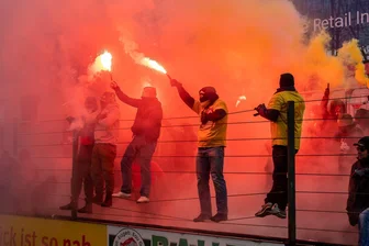 Warum am Donnerstag 200 Polizisten nach Auerbach kommen - Die Hooligans waren nicht echt. Es handelte sich um Polizisten, die für eine Übung in diese Rolle schlüpften.