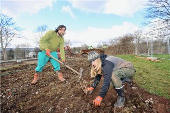 Warum am Grünauer Denkmal erst gerodet und nun neu gepflanzt wird - Steve Landa und Nathalie Stolp haben im Gelände des Industriedenkmals eine naturnahe Hecke gepflanzt. 