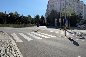 Warum am Kreisverkehr am Chemnitzer Südbahnhof schon wieder gebaut wird - Um den Kreisverkehr Am Südbahnhof gibt es Fußgängerinseln. Eine ist aktuell nicht ausgebaut. Das soll sich ändern.