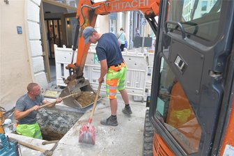 Warum am Obermarkt in Freiberg gebaggert wird - Philipp Dornbusch (l.) und Tom Köhler von der Firma Rüger Bau Brand-Erbisdorf an der Trinkwasserleitung.