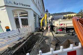 Warum am Oelsnitzer Marktplatz aufgegraben wird - Am Oelsnitzer Marktplatz gibt es eine Baustelle wegen des schnellen Internets.