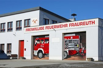Warum am Samstag in Fraureuth alle Feuerwehrautos unterwegs sind - Blick auf das Feuerwehrgerätehaus in Fraureuth. Dort herrscht am Samstag großes Begängnis.