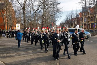 Warum am Samstagvormittag Straßen in Zwickau abgesperrt wurden und alle Kirchenglocken läuteten - Den Trauerzug führen Pfarrer Frank Pauli, OB Constance Arndt, Frieder Heinz und Hans Joacim Brattke an.